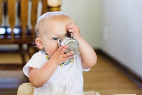 Ensinar o bebê a tomar água no copo