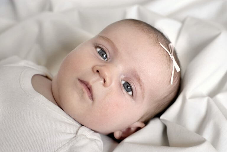 Por que os bebês têm olhos cinzentos ao nascer?