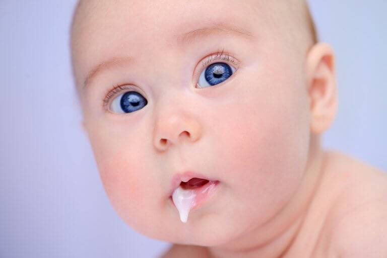 A maioria dos bebês deixará de vomitar depois de mamar quando chegam aos 12 meses.