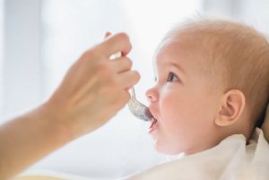 É bom guardar a comida do bebê?