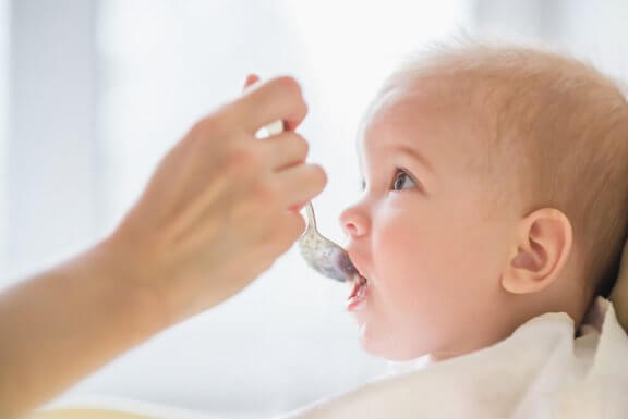 É bom guardar a comida do bebê?
