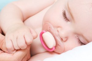 É bom que as crianças durmam com a chupeta na boca?