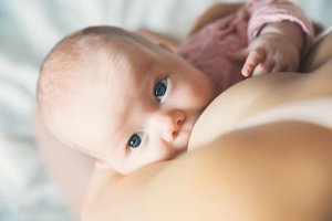 O que fazer se o bebê se engasgar com leite?