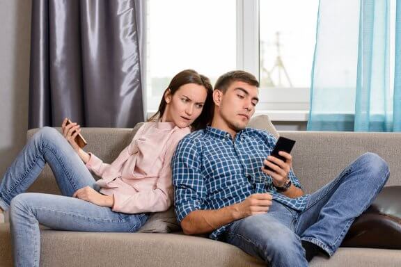 É bom controlar as redes sociais do seu parceiro?