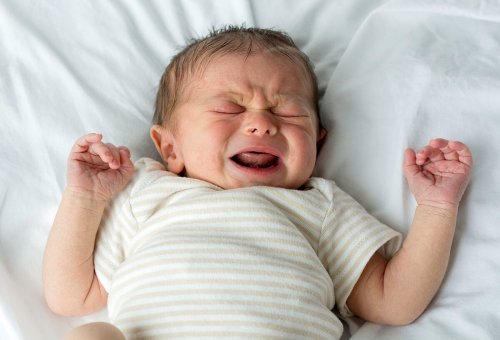 O que fazer para acalmar o bebê que está chorando se ele ainda estiver dormindo