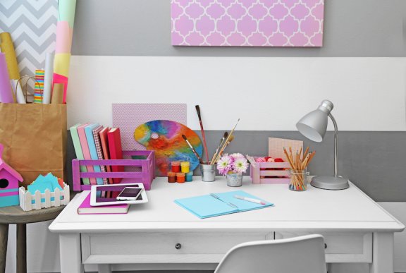10 maneiras interessantes de arrumar uma escrivaninha para a criança estudar