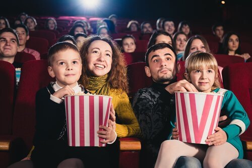 família no cinema assistindo um filme