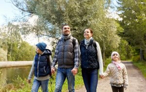 Benefícios de fazer caminhadas em família