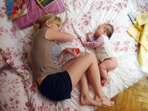 mãe e bebê dormindo juntos