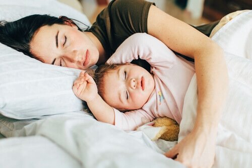 mãe e bebê dormindo