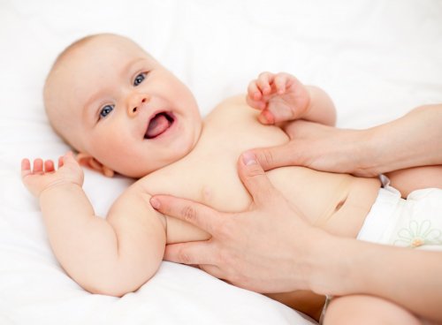 Uma das maneiras de aliviar as cólicas no bebê são as massagens.