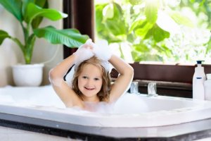 Quando a criança deve começar a tomar banho sozinha?