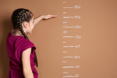 menina medindo a sua altura