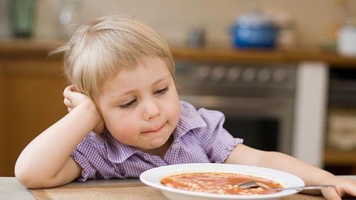 As crianças muito mimadas podem se recusar a se sentar à mesa para comer