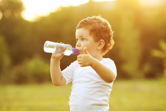 Quando ensinar o bebê a tomar água no copo?