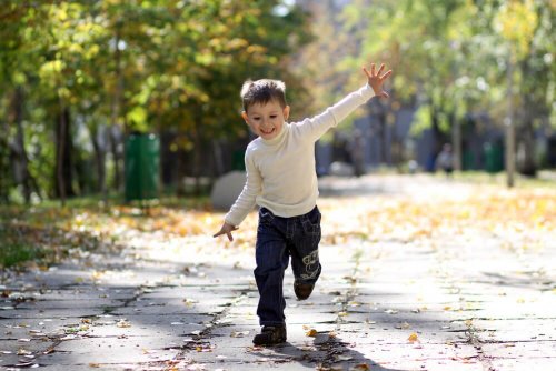 menino correndo com autonomia