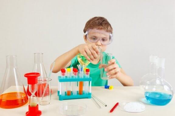4 experimentos para as crianças aprenderem sobre ciência