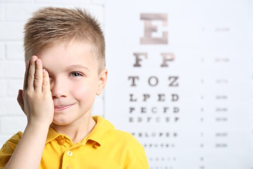 criança no oftalmologista 