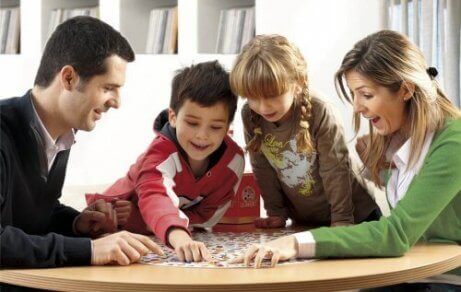 Embora pareça estranho, os jogos de tabuleiro beneficiam as crianças que falam demais em sala de aula.