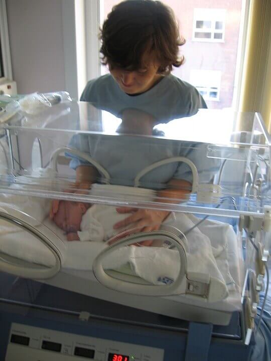 bebê prematuro na incubadora 