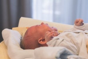 Você sabe quando um bebê começa a sustentar a cabeça?