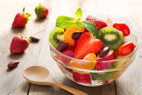 As saladas de frutas são uma ótima opção para comer após o parto