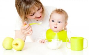Como ajudar o bebê a experimentar novos alimentos?