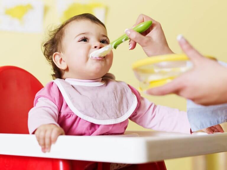 Dicas para estabelecer uma rotina de alimentação do bebê