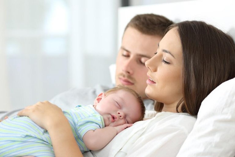 Devemos deixar os bebês dormirem na cama dos pais?