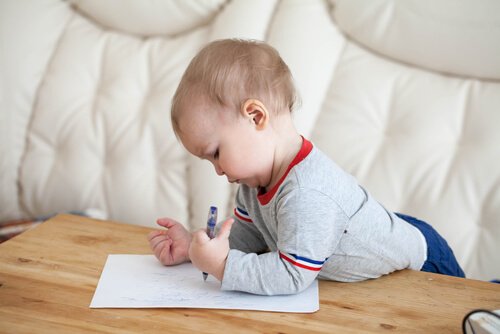 bebê escrevendo em papel