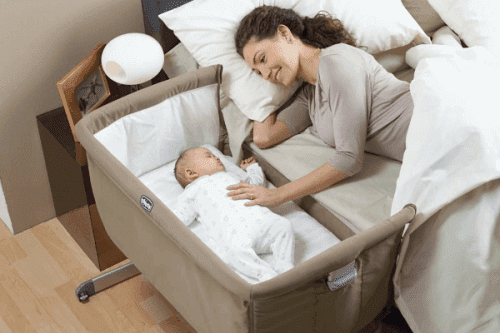 Muitas mães hesitam quando chega o momento em que o bebê deve deixar de dormir no quarto com os pais.