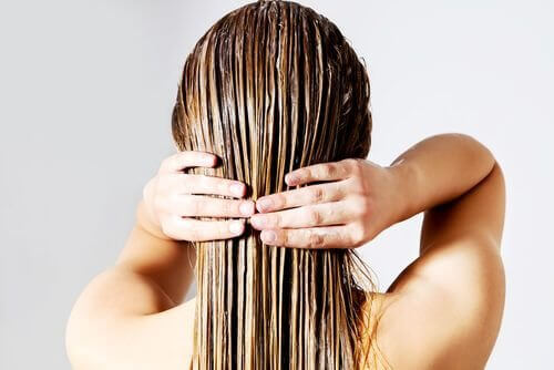 Tingir o cabelo durante a amamentação requer cuidados especiais.
