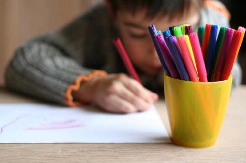 Que as crianças aprendam a colorir oferece muitos benefícios.
