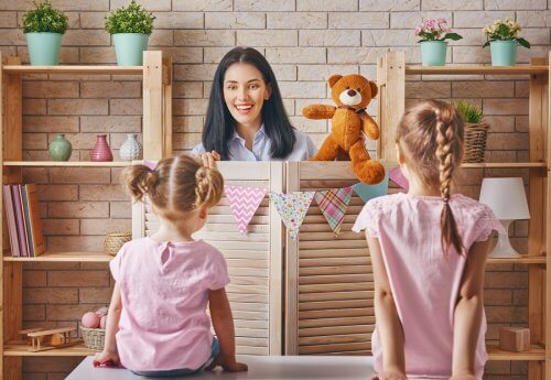 O teatro de fantoches é uma das atividades para fazer em casa com as crianças.