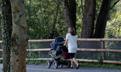 mãe passeando com bebê