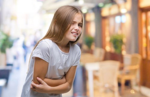 menina com dor de barriga