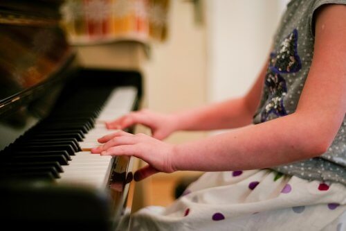 Benefícios da musicoterapia com crianças autistas