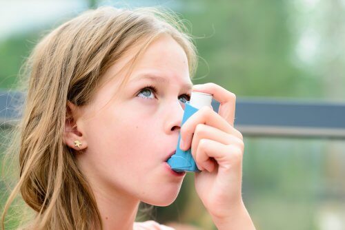 menina com asma