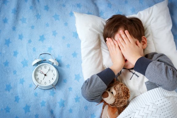 Meu filho tem medo de dormir fora de casa. O que fazer?