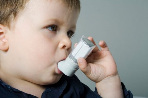 menino com bombinha para asma