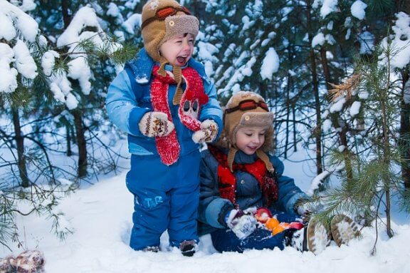 10 brincadeiras na neve para compartilhar com a família