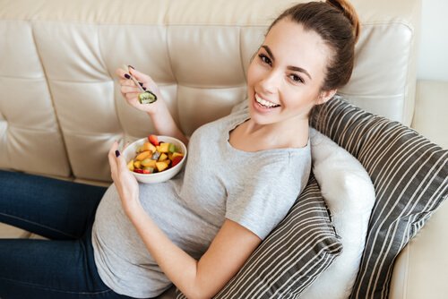 Comer pouco e evitar certos alimentos ajuda a aliviar a azia durante a gravidez.