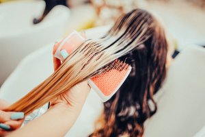 Pode tingir o cabelo durante a amamentação?