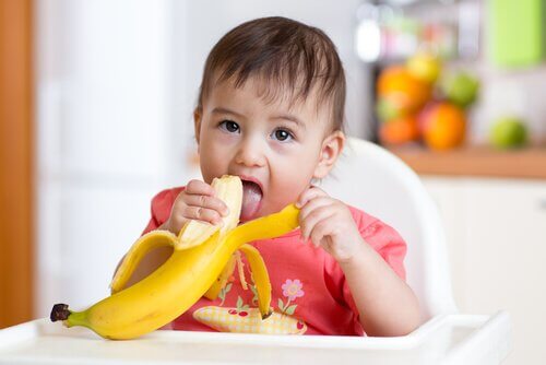 bebê comendo banana