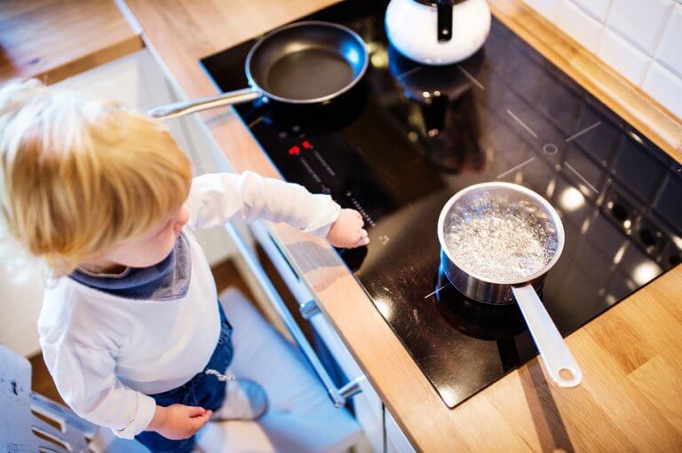 Se seu filho se queimar na cozinha, é preciso avaliar a ferida para saber que ajuda aplicar.