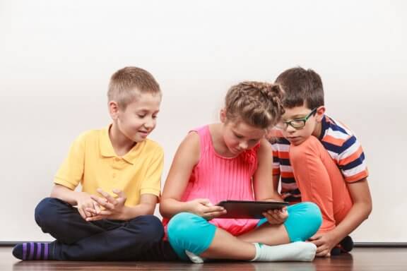 A idade para a criança começar a usar as redes sociais deveria ser 14 anos.