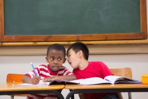 O que fazer quando uma criança fala demais durante a aula?
