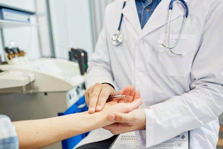 doutor analisando mulher com hemorragias pós-parto