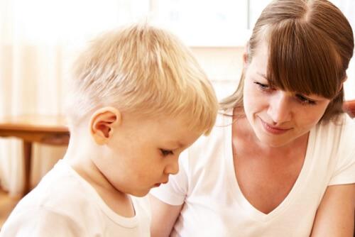 mãe conversando com filho sobre vergonha