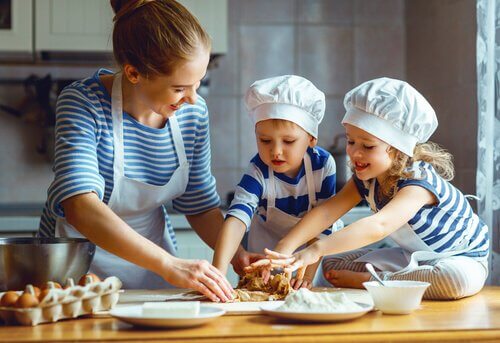 crianças cozinhando com a mãe